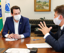 O Governo do Estado formalizou convênio com a prefeitura de Cascavel para reurbanização de um trecho de 1,8 quilômetro da Avenida Brasil, principal via de acesso à cidade, entre a Rua Corbélia e o Trevo Cataratas. O anúncio foi feito nesta terça-feira (26) pelo governador Carlos Massa Ratinho Junior durante reunião no Palácio Iguaçu com o prefeito do município, Leonaldo Paranhos.