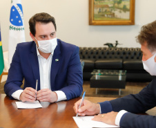 O Governo do Estado formalizou convênio com a prefeitura de Cascavel para reurbanização de um trecho de 1,8 quilômetro da Avenida Brasil, principal via de acesso à cidade, entre a Rua Corbélia e o Trevo Cataratas. O anúncio foi feito nesta terça-feira (26) pelo governador Carlos Massa Ratinho Junior durante reunião no Palácio Iguaçu com o prefeito do município, Leonaldo Paranhos.