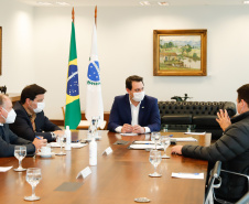 O Governo do Estado formalizou convênio com a prefeitura de Cascavel para reurbanização de um trecho de 1,8 quilômetro da Avenida Brasil, principal via de acesso à cidade, entre a Rua Corbélia e o Trevo Cataratas. O anúncio foi feito nesta terça-feira (26) pelo governador Carlos Massa Ratinho Junior durante reunião no Palácio Iguaçu com o prefeito do município, Leonaldo Paranhos.