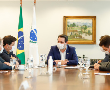 O Governo do Estado formalizou convênio com a prefeitura de Cascavel para reurbanização de um trecho de 1,8 quilômetro da Avenida Brasil, principal via de acesso à cidade, entre a Rua Corbélia e o Trevo Cataratas. O anúncio foi feito nesta terça-feira (26) pelo governador Carlos Massa Ratinho Junior durante reunião no Palácio Iguaçu com o prefeito do município, Leonaldo Paranhos.