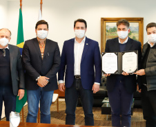O Governo do Estado formalizou convênio com a prefeitura de Cascavel para reurbanização de um trecho de 1,8 quilômetro da Avenida Brasil, principal via de acesso à cidade, entre a Rua Corbélia e o Trevo Cataratas. O anúncio foi feito nesta terça-feira (26) pelo governador Carlos Massa Ratinho Junior durante reunião no Palácio Iguaçu com o prefeito do município, Leonaldo Paranhos.