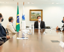 O governador Carlos Massa Ratinho Junior e o presidente da Adimax Indústria e Comércio de Alimentos, Adir Comunello, anunciaram nesta quarta-feira (27), em evento no Palácio Iguaçu, um novo investimento no Paraná. A indústria de fabricação e distribuição de alimentos para cães e gatos vai investir R$ 14,6 milhões na abertura de uma planta em Mandirituba, na Região Metropolitana de Curitiba. 
