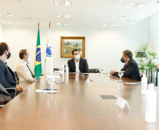 O governador Carlos Massa Ratinho Junior e o presidente da Adimax Indústria e Comércio de Alimentos, Adir Comunello, anunciaram nesta quarta-feira (27), em evento no Palácio Iguaçu, um novo investimento no Paraná. A indústria de fabricação e distribuição de alimentos para cães e gatos vai investir R$ 14,6 milhões na abertura de uma planta em Mandirituba, na Região Metropolitana de Curitiba. 