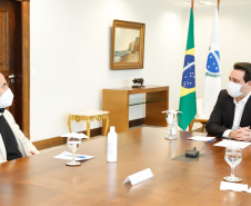 O governador Carlos Massa Ratinho Junior e o presidente da Adimax Indústria e Comércio de Alimentos, Adir Comunello, anunciaram nesta quarta-feira (27), em evento no Palácio Iguaçu, um novo investimento no Paraná. A indústria de fabricação e distribuição de alimentos para cães e gatos vai investir R$ 14,6 milhões na abertura de uma planta em Mandirituba, na Região Metropolitana de Curitiba. 