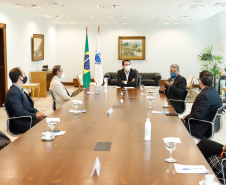 O governador Carlos Massa Ratinho Junior e o presidente da Adimax Indústria e Comércio de Alimentos, Adir Comunello, anunciaram nesta quarta-feira (27), em evento no Palácio Iguaçu, um novo investimento no Paraná. A indústria de fabricação e distribuição de alimentos para cães e gatos vai investir R$ 14,6 milhões na abertura de uma planta em Mandirituba, na Região Metropolitana de Curitiba. 