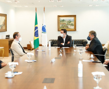 O governador Carlos Massa Ratinho Junior e o presidente da Adimax Indústria e Comércio de Alimentos, Adir Comunello, anunciaram nesta quarta-feira (27), em evento no Palácio Iguaçu, um novo investimento no Paraná. A indústria de fabricação e distribuição de alimentos para cães e gatos vai investir R$ 14,6 milhões na abertura de uma planta em Mandirituba, na Região Metropolitana de Curitiba. 