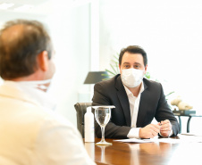 O governador Carlos Massa Ratinho Junior e o presidente da Adimax Indústria e Comércio de Alimentos, Adir Comunello, anunciaram nesta quarta-feira (27), em evento no Palácio Iguaçu, um novo investimento no Paraná. A indústria de fabricação e distribuição de alimentos para cães e gatos vai investir R$ 14,6 milhões na abertura de uma planta em Mandirituba, na Região Metropolitana de Curitiba. 