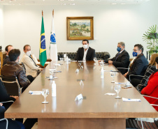 O governador Carlos Massa Ratinho Junior e o presidente da Adimax Indústria e Comércio de Alimentos, Adir Comunello, anunciaram nesta quarta-feira (27), em evento no Palácio Iguaçu, um novo investimento no Paraná. A indústria de fabricação e distribuição de alimentos para cães e gatos vai investir R$ 14,6 milhões na abertura de uma planta em Mandirituba, na Região Metropolitana de Curitiba. 