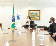 O governador Carlos Massa Ratinho Junior e o presidente da Adimax Indústria e Comércio de Alimentos, Adir Comunello, anunciaram nesta quarta-feira (27), em evento no Palácio Iguaçu, um novo investimento no Paraná. A indústria de fabricação e distribuição de alimentos para cães e gatos vai investir R$ 14,6 milhões na abertura de uma planta em Mandirituba, na Região Metropolitana de Curitiba. 
