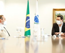 O governador Carlos Massa Ratinho Junior e o presidente da Adimax Indústria e Comércio de Alimentos, Adir Comunello, anunciaram nesta quarta-feira (27), em evento no Palácio Iguaçu, um novo investimento no Paraná. A indústria de fabricação e distribuição de alimentos para cães e gatos vai investir R$ 14,6 milhões na abertura de uma planta em Mandirituba, na Região Metropolitana de Curitiba. 