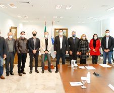 O governador Carlos Massa Ratinho Junior e o presidente da Adimax Indústria e Comércio de Alimentos, Adir Comunello, anunciaram nesta quarta-feira (27), em evento no Palácio Iguaçu, um novo investimento no Paraná. A indústria de fabricação e distribuição de alimentos para cães e gatos vai investir R$ 14,6 milhões na abertura de uma planta em Mandirituba, na Região Metropolitana de Curitiba. 