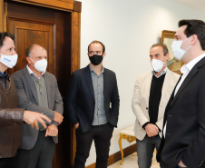 O governador Carlos Massa Ratinho Junior e o presidente da Adimax Indústria e Comércio de Alimentos, Adir Comunello, anunciaram nesta quarta-feira (27), em evento no Palácio Iguaçu, um novo investimento no Paraná. A indústria de fabricação e distribuição de alimentos para cães e gatos vai investir R$ 14,6 milhões na abertura de uma planta em Mandirituba, na Região Metropolitana de Curitiba. 
