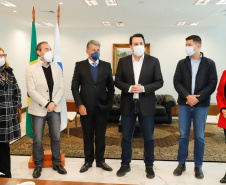 O governador Carlos Massa Ratinho Junior e o presidente da Adimax Indústria e Comércio de Alimentos, Adir Comunello, anunciaram nesta quarta-feira (27), em evento no Palácio Iguaçu, um novo investimento no Paraná. A indústria de fabricação e distribuição de alimentos para cães e gatos vai investir R$ 14,6 milhões na abertura de uma planta em Mandirituba, na Região Metropolitana de Curitiba. 