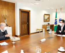 O Governo do Paraná receberá a doação de 400 mil máscaras cirúrgicas nos próximos meses da empresa Sofys, do Grupo CMPC, que recentemente adquiriu a Sepac do Paraná, maior produtora de itens de higiene do Brasil