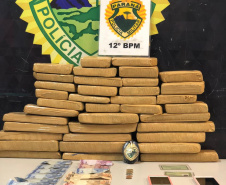  O 12º Batalhão da Polícia Militar prendeu duas jovens de 19 anos após terem sido flagradas com 20,2 quilos de maconha. A prisão ocorreu na tarde desta quarta-feira (27), durante a abordagem a um veículo com placas de Foz do Iguaçu, próximo ao Parque Barigui, no bairro Bigorrilho, em Curitiba. Foto:PMPR