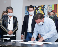 Um grave e antigo problema do trânsito de Arapongas, na Região Norte, será resolvido. O governador Carlos Massa Ratinho Junior esteve no município nesta quinta-feira (28) e confirmou a construção do Contorno Norte da cidade, obra esperada há anos pela população da região. A ordem de serviço foi assinada durante evento realizado na prefeitura.  O investimento previsto é de R$ 121,7 milhões e será feito pela empresa que administra o trecho, respeitando o contrato de concessão da BR-369.
