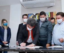 Um grave e antigo problema do trânsito de Arapongas, na Região Norte, será resolvido. O governador Carlos Massa Ratinho Junior esteve no município nesta quinta-feira (28) e confirmou a construção do Contorno Norte da cidade, obra esperada há anos pela população da região. A ordem de serviço foi assinada durante evento realizado na prefeitura.  O investimento previsto é de R$ 121,7 milhões e será feito pela empresa que administra o trecho, respeitando o contrato de concessão da BR-369.