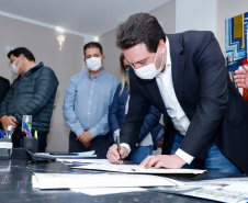 Um grave e antigo problema do trânsito de Arapongas, na Região Norte, será resolvido. O governador Carlos Massa Ratinho Junior esteve no município nesta quinta-feira (28) e confirmou a construção do Contorno Norte da cidade, obra esperada há anos pela população da região. A ordem de serviço foi assinada durante evento realizado na prefeitura.  O investimento previsto é de R$ 121,7 milhões e será feito pela empresa que administra o trecho, respeitando o contrato de concessão da BR-369.