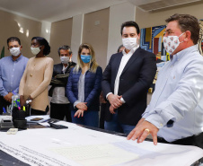 Um grave e antigo problema do trânsito de Arapongas, na Região Norte, será resolvido. O governador Carlos Massa Ratinho Junior esteve no município nesta quinta-feira (28) e confirmou a construção do Contorno Norte da cidade, obra esperada há anos pela população da região. A ordem de serviço foi assinada durante evento realizado na prefeitura.  O investimento previsto é de R$ 121,7 milhões e será feito pela empresa que administra o trecho, respeitando o contrato de concessão da BR-369.