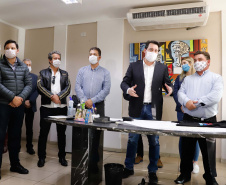 Um grave e antigo problema do trânsito de Arapongas, na Região Norte, será resolvido. O governador Carlos Massa Ratinho Junior esteve no município nesta quinta-feira (28) e confirmou a construção do Contorno Norte da cidade, obra esperada há anos pela população da região. A ordem de serviço foi assinada durante evento realizado na prefeitura.  O investimento previsto é de R$ 121,7 milhões e será feito pela empresa que administra o trecho, respeitando o contrato de concessão da BR-369.