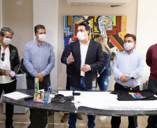 Um grave e antigo problema do trânsito de Arapongas, na Região Norte, será resolvido. O governador Carlos Massa Ratinho Junior esteve no município nesta quinta-feira (28) e confirmou a construção do Contorno Norte da cidade, obra esperada há anos pela população da região. A ordem de serviço foi assinada durante evento realizado na prefeitura.  O investimento previsto é de R$ 121,7 milhões e será feito pela empresa que administra o trecho, respeitando o contrato de concessão da BR-369.