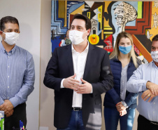 Um grave e antigo problema do trânsito de Arapongas, na Região Norte, será resolvido. O governador Carlos Massa Ratinho Junior esteve no município nesta quinta-feira (28) e confirmou a construção do Contorno Norte da cidade, obra esperada há anos pela população da região. A ordem de serviço foi assinada durante evento realizado na prefeitura.  O investimento previsto é de R$ 121,7 milhões e será feito pela empresa que administra o trecho, respeitando o contrato de concessão da BR-369.