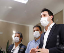 Um grave e antigo problema do trânsito de Arapongas, na Região Norte, será resolvido. O governador Carlos Massa Ratinho Junior esteve no município nesta quinta-feira (28) e confirmou a construção do Contorno Norte da cidade, obra esperada há anos pela população da região. A ordem de serviço foi assinada durante evento realizado na prefeitura.  O investimento previsto é de R$ 121,7 milhões e será feito pela empresa que administra o trecho, respeitando o contrato de concessão da BR-369.
