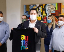 Um grave e antigo problema do trânsito de Arapongas, na Região Norte, será resolvido. O governador Carlos Massa Ratinho Junior esteve no município nesta quinta-feira (28) e confirmou a construção do Contorno Norte da cidade, obra esperada há anos pela população da região. A ordem de serviço foi assinada durante evento realizado na prefeitura.  O investimento previsto é de R$ 121,7 milhões e será feito pela empresa que administra o trecho, respeitando o contrato de concessão da BR-369.