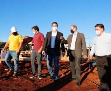 Um grave e antigo problema do trânsito de Arapongas, na Região Norte, será resolvido. O governador Carlos Massa Ratinho Junior esteve no município nesta quinta-feira (28) e confirmou a construção do Contorno Norte da cidade, obra esperada há anos pela população da região. A ordem de serviço foi assinada durante evento realizado na prefeitura.  O investimento previsto é de R$ 121,7 milhões e será feito pela empresa que administra o trecho, respeitando o contrato de concessão da BR-369.
