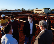 Um grave e antigo problema do trânsito de Arapongas, na Região Norte, será resolvido. O governador Carlos Massa Ratinho Junior esteve no município nesta quinta-feira (28) e confirmou a construção do Contorno Norte da cidade, obra esperada há anos pela população da região. A ordem de serviço foi assinada durante evento realizado na prefeitura.  O investimento previsto é de R$ 121,7 milhões e será feito pela empresa que administra o trecho, respeitando o contrato de concessão da BR-369.