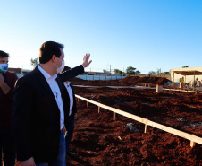 Um grave e antigo problema do trânsito de Arapongas, na Região Norte, será resolvido. O governador Carlos Massa Ratinho Junior esteve no município nesta quinta-feira (28) e confirmou a construção do Contorno Norte da cidade, obra esperada há anos pela população da região. A ordem de serviço foi assinada durante evento realizado na prefeitura.  O investimento previsto é de R$ 121,7 milhões e será feito pela empresa que administra o trecho, respeitando o contrato de concessão da BR-369.