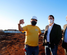 Um grave e antigo problema do trânsito de Arapongas, na Região Norte, será resolvido. O governador Carlos Massa Ratinho Junior esteve no município nesta quinta-feira (28) e confirmou a construção do Contorno Norte da cidade, obra esperada há anos pela população da região. A ordem de serviço foi assinada durante evento realizado na prefeitura.  O investimento previsto é de R$ 121,7 milhões e será feito pela empresa que administra o trecho, respeitando o contrato de concessão da BR-369.