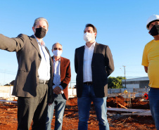 Um grave e antigo problema do trânsito de Arapongas, na Região Norte, será resolvido. O governador Carlos Massa Ratinho Junior esteve no município nesta quinta-feira (28) e confirmou a construção do Contorno Norte da cidade, obra esperada há anos pela população da região. A ordem de serviço foi assinada durante evento realizado na prefeitura.  O investimento previsto é de R$ 121,7 milhões e será feito pela empresa que administra o trecho, respeitando o contrato de concessão da BR-369.
