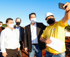 Um grave e antigo problema do trânsito de Arapongas, na Região Norte, será resolvido. O governador Carlos Massa Ratinho Junior esteve no município nesta quinta-feira (28) e confirmou a construção do Contorno Norte da cidade, obra esperada há anos pela população da região. A ordem de serviço foi assinada durante evento realizado na prefeitura.  O investimento previsto é de R$ 121,7 milhões e será feito pela empresa que administra o trecho, respeitando o contrato de concessão da BR-369.