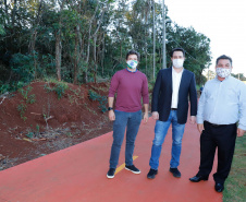 Um grave e antigo problema do trânsito de Arapongas, na Região Norte, será resolvido. O governador Carlos Massa Ratinho Junior esteve no município nesta quinta-feira (28) e confirmou a construção do Contorno Norte da cidade, obra esperada há anos pela população da região. A ordem de serviço foi assinada durante evento realizado na prefeitura.  O investimento previsto é de R$ 121,7 milhões e será feito pela empresa que administra o trecho, respeitando o contrato de concessão da BR-369.