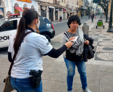 Polícia Civil distribui máscaras e orienta a população em Curitiba. Foto:PCPR
