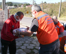 Defesa Civil faz entrega de cestas básicas na cidade de Agudos do Sul. Foto: Ari Dias/AEN