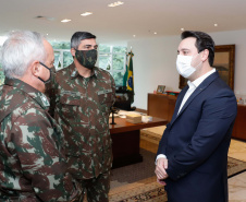 O governador Carlos Massa Ratinho Junior recebeu nesta terça-feira (02), no Palácio Iguaçu, o novo comandante militar do Sul do Exército Brasileiro, general Valério Stumpf. No encontro, o governador apresentou uma proposta de parceria do Exército para a elaboração de projetos estruturantes do Estado.

