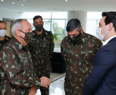 O governador Carlos Massa Ratinho Junior recebeu nesta terça-feira (02), no Palácio Iguaçu, o novo comandante militar do Sul do Exército Brasileiro, general Valério Stumpf. No encontro, o governador apresentou uma proposta de parceria do Exército para a elaboração de projetos estruturantes do Estado.
