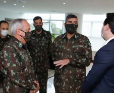 O governador Carlos Massa Ratinho Junior recebeu nesta terça-feira (02), no Palácio Iguaçu, o novo comandante militar do Sul do Exército Brasileiro, general Valério Stumpf. No encontro, o governador apresentou uma proposta de parceria do Exército para a elaboração de projetos estruturantes do Estado.
