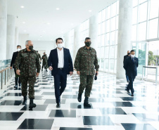 O governador Carlos Massa Ratinho Junior recebeu nesta terça-feira (02), no Palácio Iguaçu, o novo comandante militar do Sul do Exército Brasileiro, general Valério Stumpf. No encontro, o governador apresentou uma proposta de parceria do Exército para a elaboração de projetos estruturantes do Estado.

