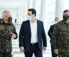 O governador Carlos Massa Ratinho Junior recebeu nesta terça-feira (02), no Palácio Iguaçu, o novo comandante militar do Sul do Exército Brasileiro, general Valério Stumpf. No encontro, o governador apresentou uma proposta de parceria do Exército para a elaboração de projetos estruturantes do Estado.

