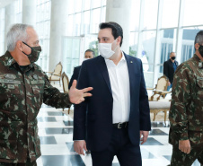 O governador Carlos Massa Ratinho Junior recebeu nesta terça-feira (02), no Palácio Iguaçu, o novo comandante militar do Sul do Exército Brasileiro, general Valério Stumpf. No encontro, o governador apresentou uma proposta de parceria do Exército para a elaboração de projetos estruturantes do Estado.
