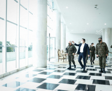 O governador Carlos Massa Ratinho Junior recebeu nesta terça-feira (02), no Palácio Iguaçu, o novo comandante militar do Sul do Exército Brasileiro, general Valério Stumpf. No encontro, o governador apresentou uma proposta de parceria do Exército para a elaboração de projetos estruturantes do Estado.
