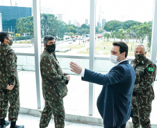 O governador Carlos Massa Ratinho Junior recebeu nesta terça-feira (02), no Palácio Iguaçu, o novo comandante militar do Sul do Exército Brasileiro, general Valério Stumpf. No encontro, o governador apresentou uma proposta de parceria do Exército para a elaboração de projetos estruturantes do Estado.
