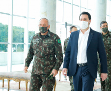 O governador Carlos Massa Ratinho Junior recebeu nesta terça-feira (02), no Palácio Iguaçu, o novo comandante militar do Sul do Exército Brasileiro, general Valério Stumpf. No encontro, o governador apresentou uma proposta de parceria do Exército para a elaboração de projetos estruturantes do Estado.
