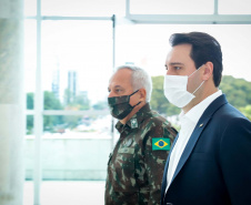 O governador Carlos Massa Ratinho Junior recebeu nesta terça-feira (02), no Palácio Iguaçu, o novo comandante militar do Sul do Exército Brasileiro, general Valério Stumpf. No encontro, o governador apresentou uma proposta de parceria do Exército para a elaboração de projetos estruturantes do Estado.
