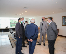 O Governador Carlos Massa Ratinho Junior em reuniao nesta quarta-feira (03/06),  com  Superintendente Geral do Hospital Erasto Gaertner, Adriano Lago, Secretário de Estado da Saude, Beto Preto e deputados no Palácio Iguaçu.  Curitiba, 03/06/2020 - Foto: Geraldo Bubniak/AEN