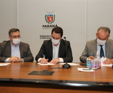 O Governador Carlos Massa Ratinho Junior em reuniao nesta quarta-feira (03/06),  com  Superintendente Geral do Hospital Erasto Gaertner, Adriano Lago, Secretário de Estado da Saude, Beto Preto e deputados no Palácio Iguaçu.  Curitiba, 03/06/2020 - Foto: Geraldo Bubniak/AEN