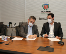O Governador Carlos Massa Ratinho Junior em reuniao nesta quarta-feira (03/06),  com  Superintendente Geral do Hospital Erasto Gaertner, Adriano Lago, Secretário de Estado da Saude, Beto Preto e deputados no Palácio Iguaçu.  Curitiba, 03/06/2020 - Foto: Geraldo Bubniak/AEN